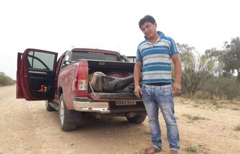 El concejal Juan Bautista Sotoa Quiñonez junto a una camioneta en la que supuestamente transportaba parte de la carne faenada.