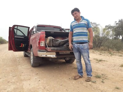 El concejal Juan Bautista Sotoa Quiñonez junto a una camioneta en la que supuestamente transportaba parte de la carne faenada.