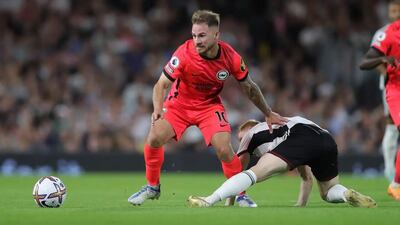 Alexis MacAllister (i), de Brighton, supera la marca de un jugador del Fulham, durante el partido disputado ayer en Londres y que tuvo al paraguayo Julio Enciso entre los suplentes.