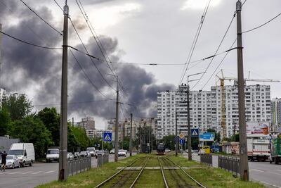 El humo se eleva desde una zona residencial en Kyiv (Kiev), Ucrania, el 05 de junio de 2022, en medio de la invasión rusa del país. El alcalde de Kyiv, Vitali Klitschko, anunció el 5 de junio en las redes sociales que ocurrieron varias explosiones luego de ataques con misiles en los distritos de Darnytskyi y Dniprovskyi de la capital sin que se reportaran víctimas y solo un herido que fue trasladado al hospital.