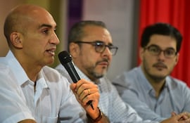 A la izquierda, el exministro de Salud Julio Mazzoleni durante el anunció sobre el primer caso de COVID-19 en Paraguay.