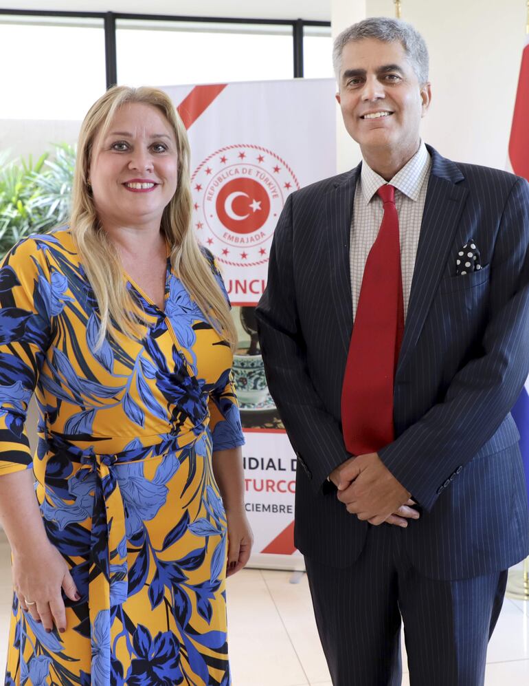 La ministra de la Mujer Celina Lezcano y el embajador de la India Yogeshwar Sangwan.