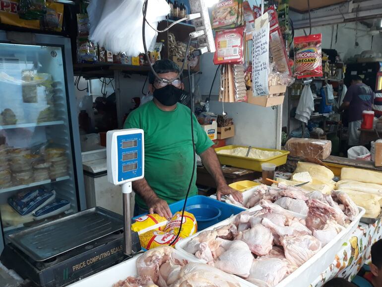 Comerciantes ofrecen variados productos para la cena de Nochebuena.