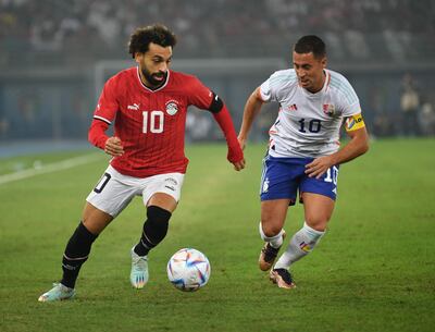 Eden Hazard (d), capitán de Bélgica, disputa el balón con Mohamed Salah, capitán de Egipto, que no estará en el Mundial de Qatar.