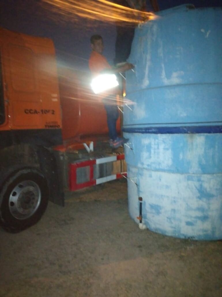 Gentileza. Los pobladores necesitan que los tanques sean permanentemente recargados.
