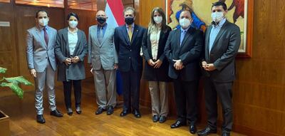 Las mesas de trabajo buscan congeniar los intereses y realizar los cambios y ajustes necesarios para poder lograr un equilibrio entre los sectores que intervienen en las mismas, para poder ir dinamizando, coordinando y facilitando el comercio en la operativa diaria.