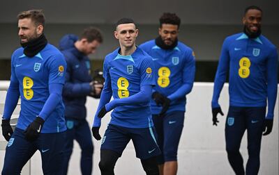 Phil Foden (c), fue operado de apendicitis