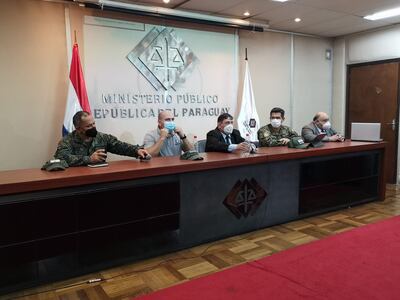 (De izr a der) El Teniente Coronel Luis Apesteguia, los fiscales Lorenzo Lezcano y Federico Delfino, el comisario Nimio Cardozo, y el director de DDHH del Ministerio del Interior.
