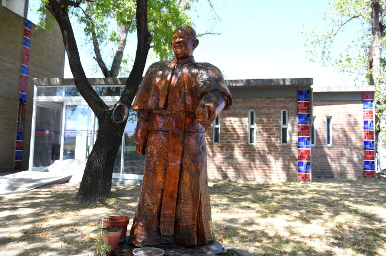 Fotografía de una escultura del Papa Francisco, el 8 de marzo de 2023, en el museo Jacobo Urso del Club San Lorenzo de fútbol, en Buenos Aires (Argentina).