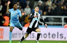 El Newcastle de Miguel Almirón (d) no podrá jugar el fin de semana.