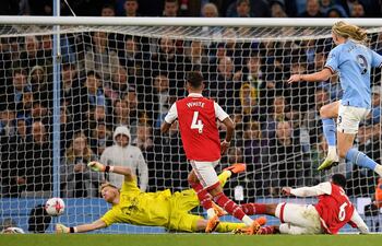 Erling Haaland marca el cuarto gol para el Manchester City, en la victoria de ayer 4-1 sobre el Arsenal.