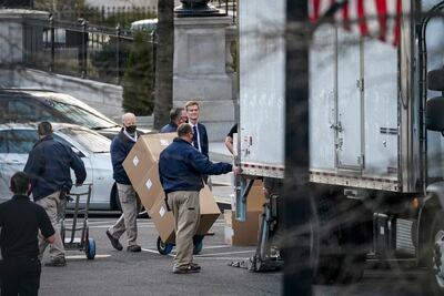 Trabajadores trasladan cajas a un camión en West Executive Avenue entre el ala oeste de la Casa Blanca y el edificio de oficinas ejecutivas Eisenhower en la Casa Blanca el 14 de enero de 2021 en Washington, DC.