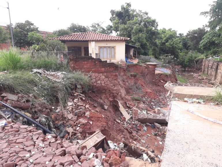 La erosión dejó a la casa al borde de un precipicio con pisos que flotan y una ligera inclinación.