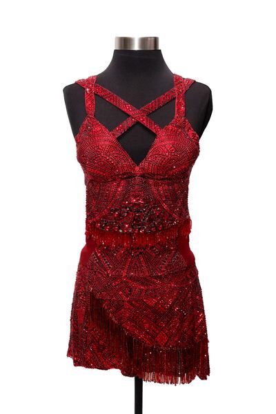 El traje rojo usado por Shakira en el Superbowl LIV y que será expuesto en la exposición "Shakira: The Grammy Museum Experience". El Museo de los Grammy, ubicado en Los Ángeles (EE.UU.), inaugurará el 4 de marzo una muestra interactiva sobre la trayectoria musical de Shakira en la que se incluirán objetos de su archivo personal, tres películas y un espacio inmersivo inspirado en su gira "El Dorado".