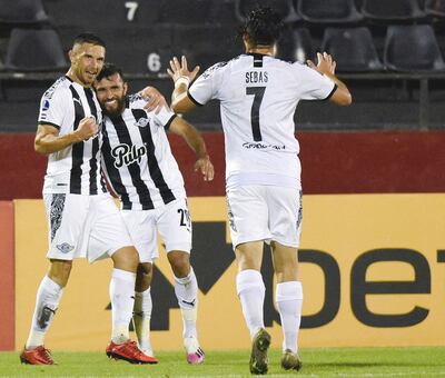 Adrián Martínez y Antonio Bareiro (20), los del segundo y tercer gol de Libertad celebran y se acerca Ferreira. AFP