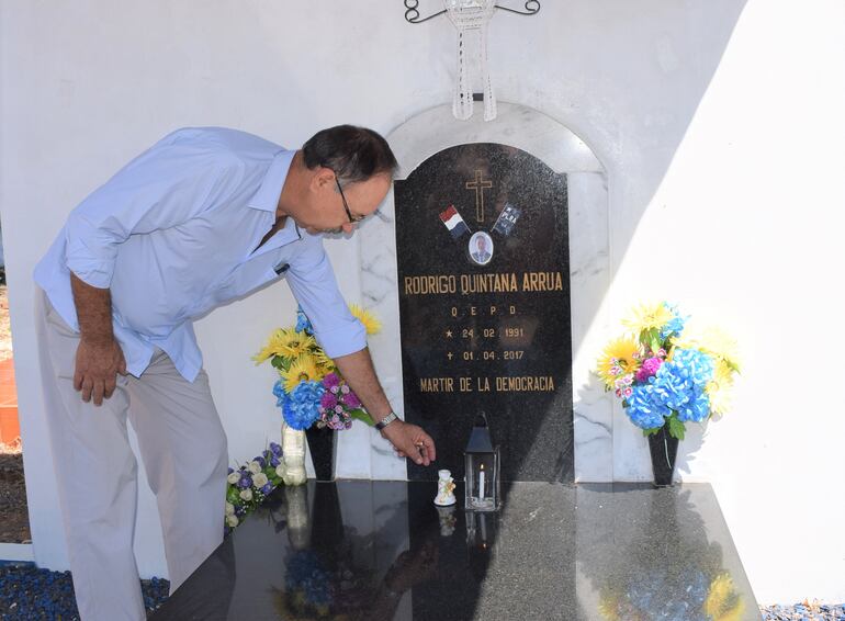Don Fidelino visita la tumba de su hijo en el cementerio de La Colmena