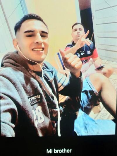 Foto tomada por el ahora detenido, Rubén Darío Maciel Sanabria, con el ahora fallecido, Gabriel Eduardo Zarza Báez, momentos antes del homicidio. La imagen fue publicada en el estado de WhatsApp de la víctima, lo que ayudó a identificar al presunto autor.