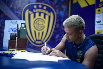 Derlis Alegre durante firma la renovación de contrato con el Sportivo Luqueño para la temporada 2023.