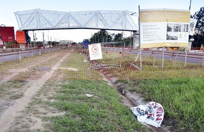 El pasacalles colocado ayer ante la pasarela fue arrancado y tirado a un lado en horas de la tarde.