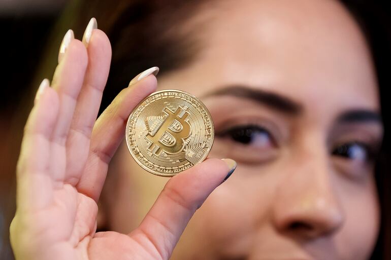 Moneda bitcoin. Las criptomonedas continúan siendo algo desconocido para muchos.