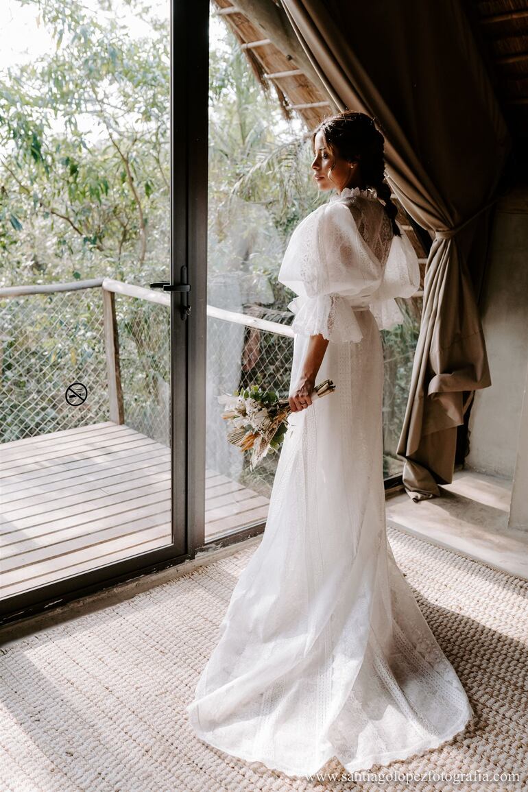 Cielito Alonso lució un vestido contemporáneo de la diseñadora Amatista by Florencia Celauro. 