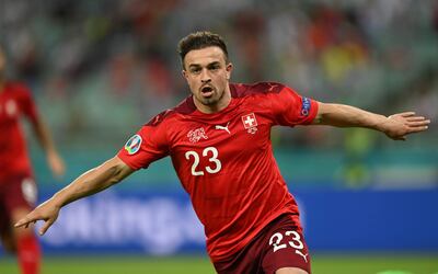 Xherdan Shaqiri festejando uno de los goles de Suiza.