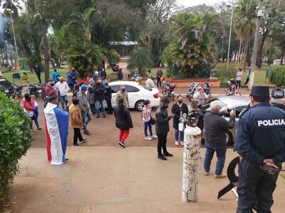 Los manifestantes se congregaron frente a la municipalidad para exigir mayor inversión en salud.