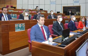 En primer plano, José Cantero, presidente del BCP en la sala de sesiones de la Cámara de Senadores (foto gentileza)