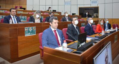 En primer plano, José Cantero, presidente del BCP en la sala de sesiones de la Cámara de Senadores (foto gentileza)