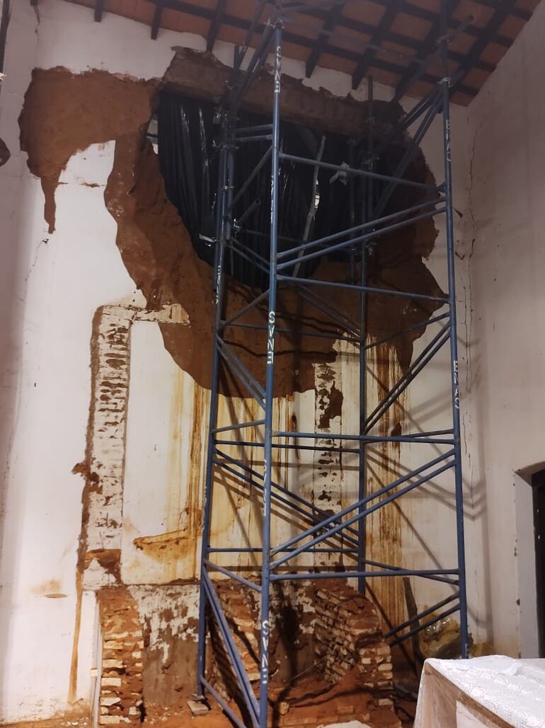 Un templo que se cae a pedazos.