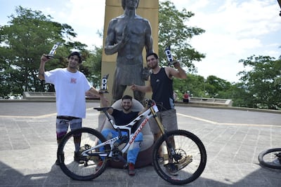 De izq. a der. Tomy Cardozo, Arnaldo Flores y Nicolás Cattaneo, ganadores de  Élite.