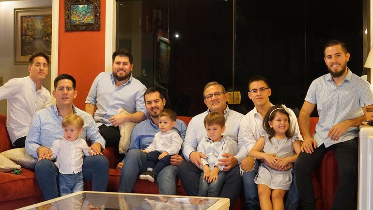 Oftalmólogo Walter Martínez Gill con sus hijos y nietos.