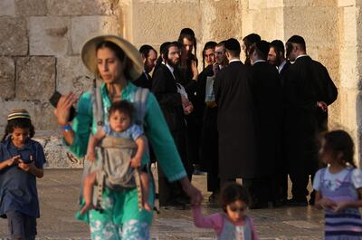 Una mujer con sus pequeños hijos pasa junto a la puerta de Jaffa, en la entrada de la Ciudad Vieja de Jerusalén.