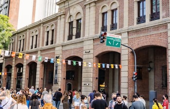 Fachada principal del Mercado de los Carruajes.
