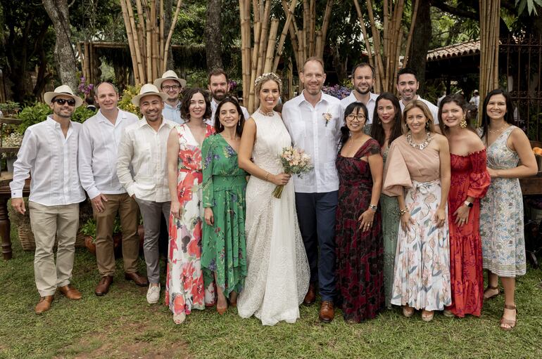 Los novios con los compañeros de Georgetown, Bernard Matron, Conor Harrington, Billy Sountornson, Keith Catlin, Diana Aurisch, Christoph Marksson, Gabriela Vilaró, Huoi Trieu, Jean-Michel Rousseau, Helen Obregón, María Beatrice Barletta, Salvador Bretts, Lorena Valencia y Tania Kaimowitz.