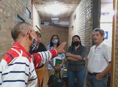 se observa a Javier Marcelo Rojas (que viste una camisa blanca), director financiero de la Gobernación de Central, frente a un grupo de docentes que exigieron pago de honorarios en 2020