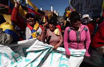 Indígenas protestan en las calles de Quito durante este martes, cuando se cumplen 16 días de protestas convocadas por los indígenas contra la carestía de la vida y el gobierno de Guillermo Lasso.