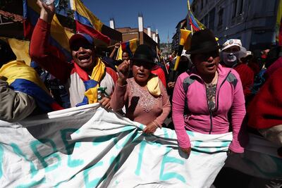 Indígenas protestan en las calles de Quito durante este martes, cuando se cumplen 16 días de protestas convocadas por los indígenas contra la carestía de la vida y el gobierno de Guillermo Lasso.