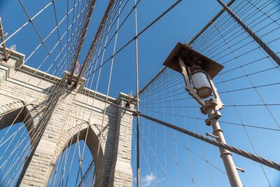 El icónico puente de Brooklyn con sus cables de acero, el 17 de mayo de 2023, en la ciudad de Nueva York (EEUU). Hace ahora 140 años -exactamente el 24 de mayo de 1883- se inauguró el famoso puente de Brooklyn que unió para siempre el condado de ese nombre con la isla de Manhattan, hasta entonces conectados solo con un transbordador, y se convirtió pronto en una referencia de la ingeniería mundial y luego postal obligada de todo visitante a Nueva York.