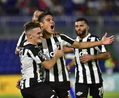 Lorenzo Melgarejo fue el autor del segundo gol de Libertad, recibe el saludo de sus compañeros