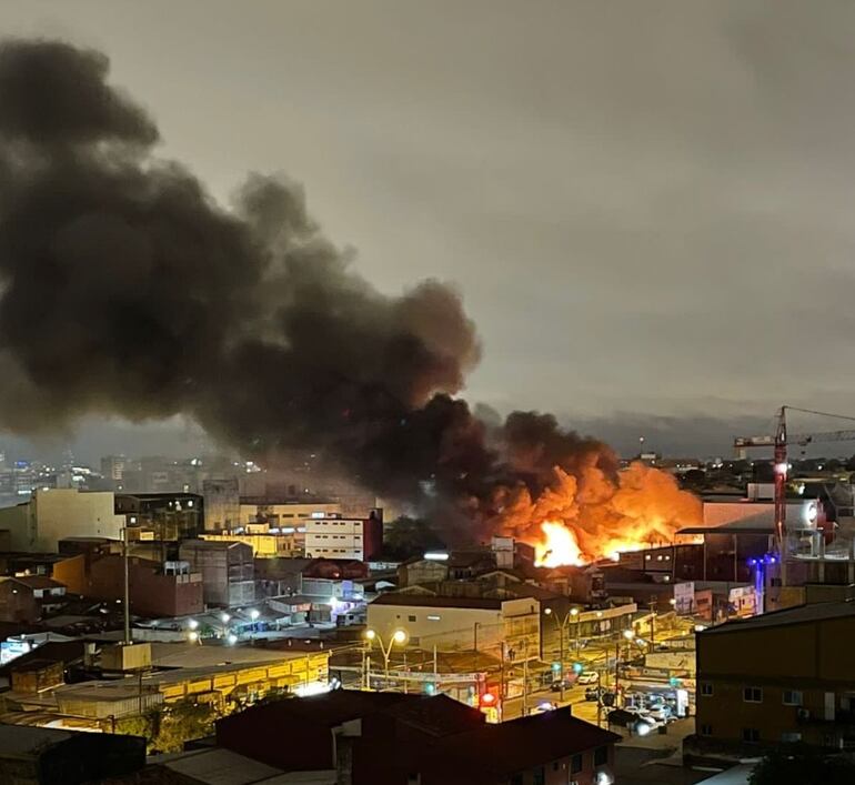 Vista del incendio del Mercado 4 en la noche de este lunes.