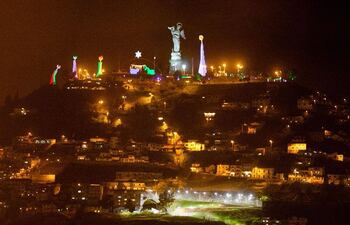 Con imágenes de más de 30 metros de altura, colocadas en el cerro del Panecillo, a 3.000 metros sobre el nivel del mar, se instaló en la capital ecuatoriana, Quito, el tradicional pesebre gigante, considerado el más alto de Latinoamérica.