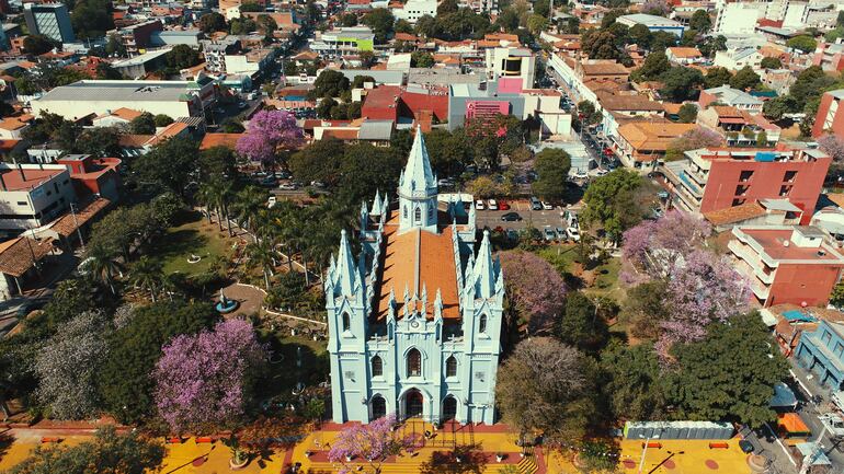 Imponente vista de la Catedral de San Lorenzo y de su entorno que crece vertiginosamente. 