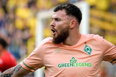 Oliver Burke grita el tercer gol para Werder Bremen ante Borussia Dortmund.