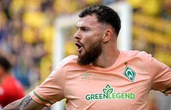 Oliver Burke grita el tercer gol para Werder Bremen ante Borussia Dortmund.