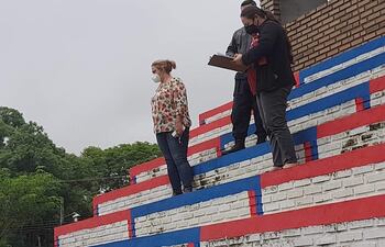 La ex intendenta de Quiindy Alba Acevedo, acompaña el peritaje de obras municipales.