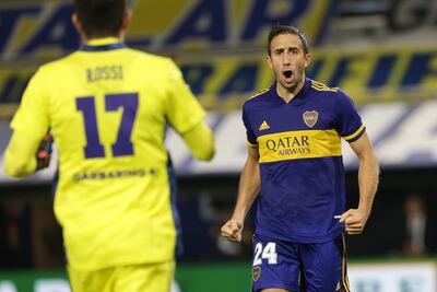 Carlos Izquierdoz (d) de Boca celebra en la serie de penaltis hoy, en un partido de los cuartos de final de la Primera División de Argentina entre Boca Juniors y River Plate en el estadio la Bombonera en Buenos Aires (Argentina).