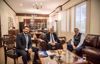 El candidato presidencial Martín Burt (d) se reunió con ministros del TSJE César Rossel y Jorge Bogarín. Pide transparencia en las elecciones.