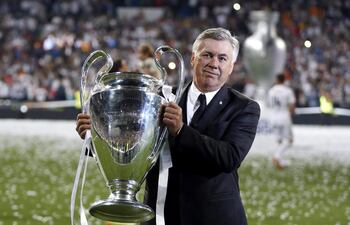 Carlo Ancelotti con el trofeo de la Liga de Campeones que ganó con el Real Madrid en el 2014. El DT italiano inicia otra era con el Madrid.