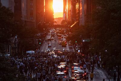 El sol se pone sobre Manhattan en la Calle 42 durante "Manhattanhenge" en Nueva York, el 11 de julio de 2022.